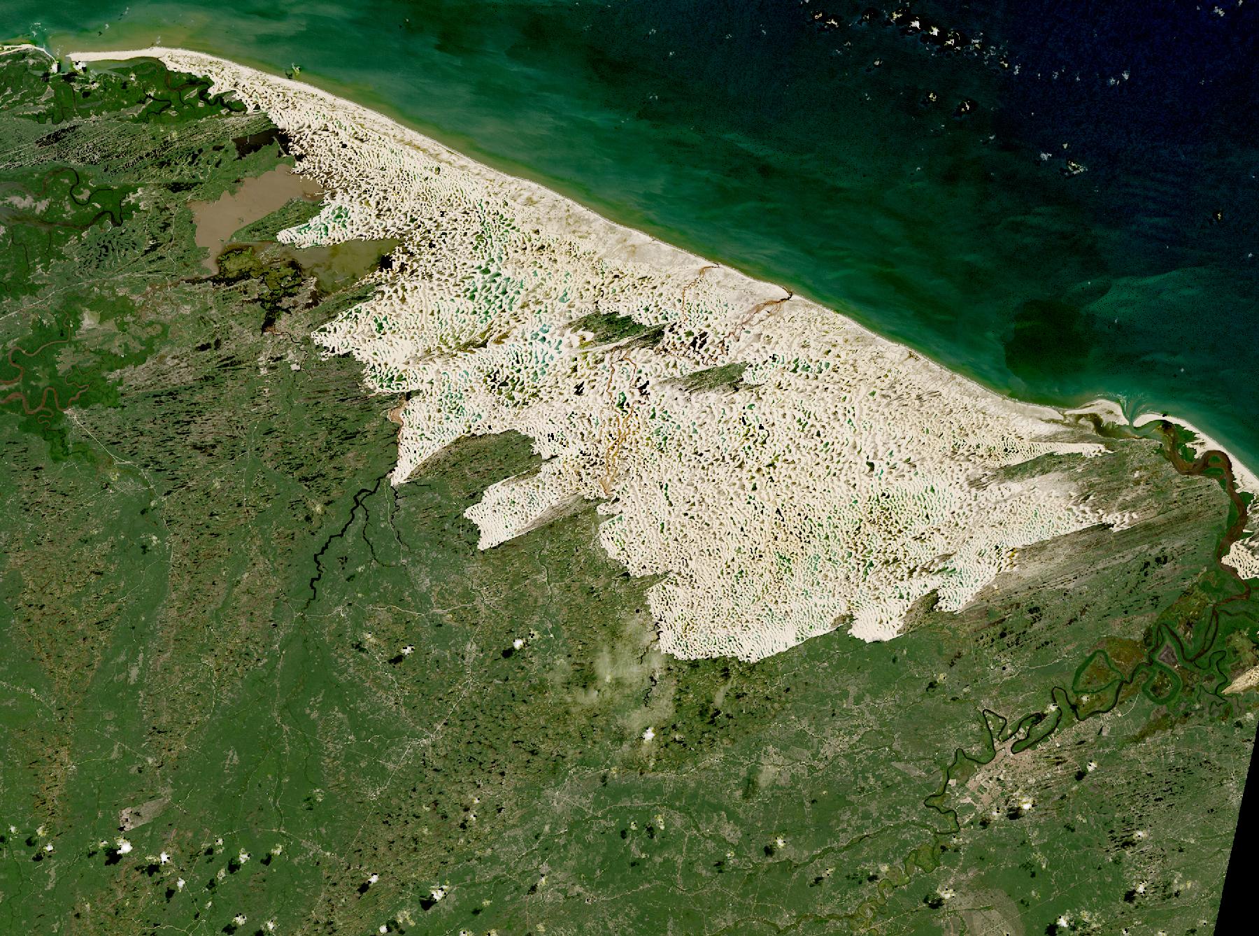 Imagem de satélite dos Lençóis Maranhenses: Santo Amaro a oeste, Barreirinhas no interior e Atins na costa.